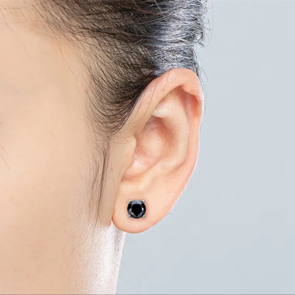 🌟 Sterling Silver Black Stud Earrings - Picture 2 of 2